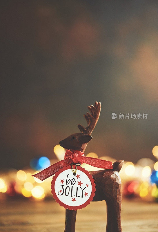 可爱的小驯鹿，挂着圣诞彩灯和节日留言