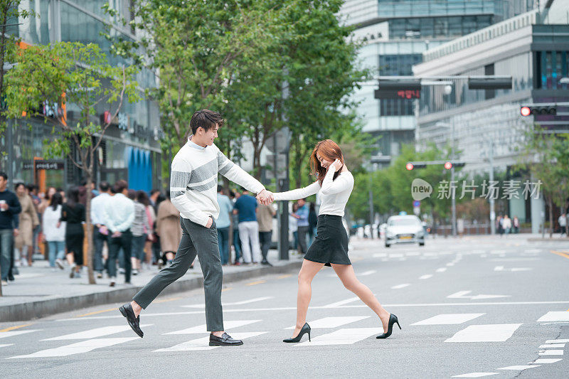 情侣，约会，城市，韩国，亚洲，浪漫，首尔(韩国)，手牵手，行人过街，步行