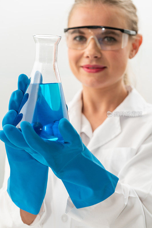 年轻的女科学家在化学实验室工作，检查生物化学实验室样本。科学技术医学研究开发研究理念。