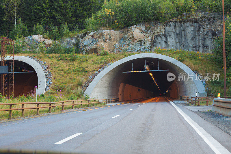 在挪威山区的公路隧道外