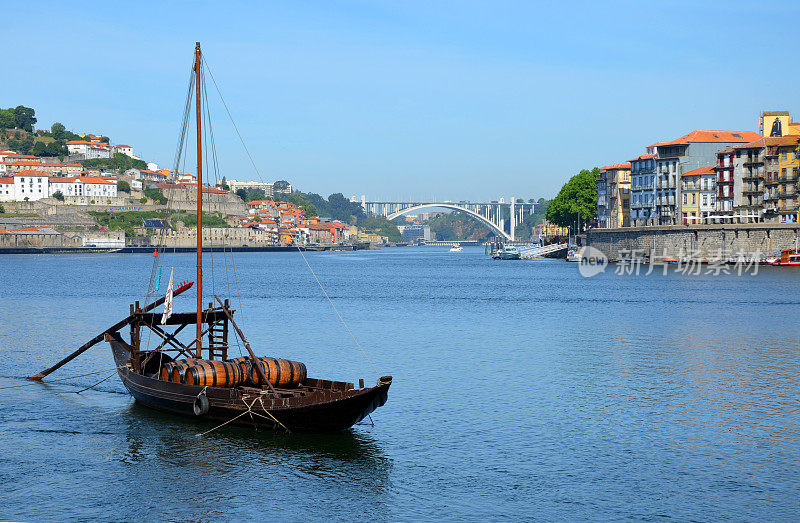葡萄牙波尔图——2017年5月2日:葡萄牙传统货船拉贝罗(Rabelo)在杜罗和里贝拉(Ribeira)的里约热内卢上，这是联合国教科文组织的世界遗产