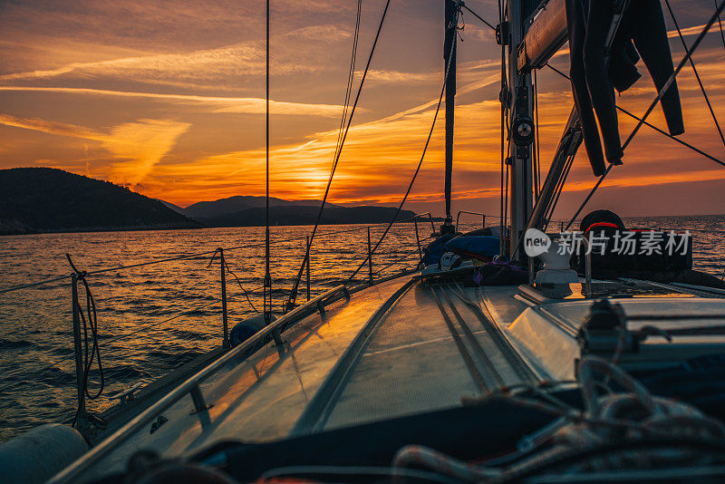日落时分，克罗地亚海上的小船