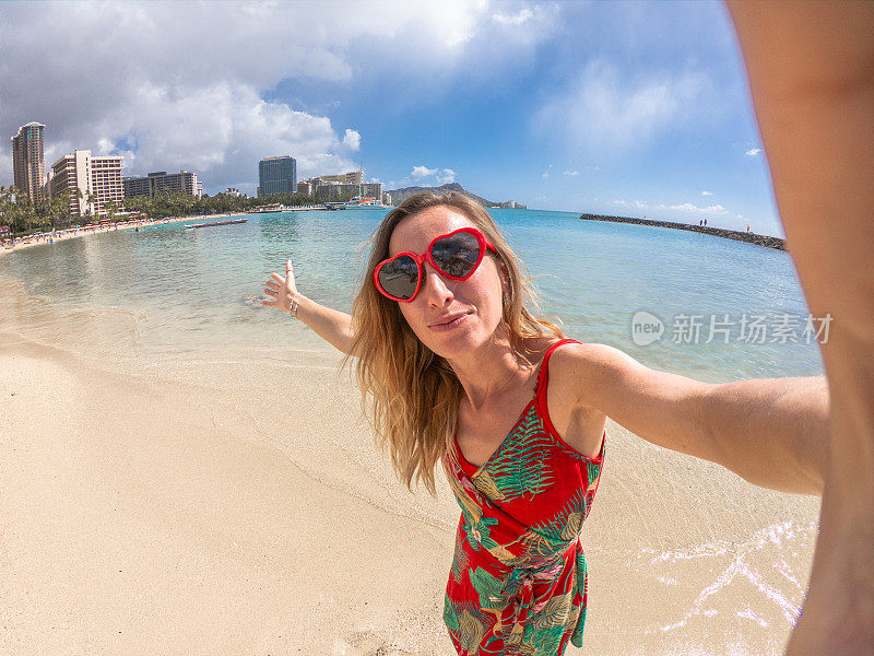 夏威夷海滩上戴着心形太阳镜的女孩的自拍