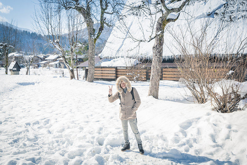 英俊的亚洲游客与白色的冬天白川峪村，日本