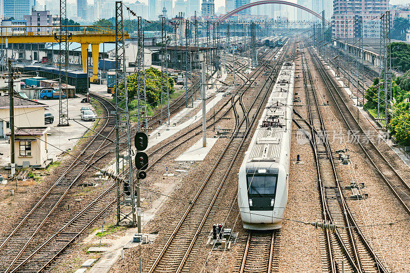 白天有高铁和火车站。深圳。中国