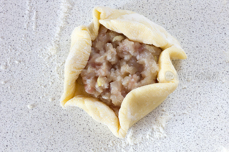 生饺子，肉馅和面团