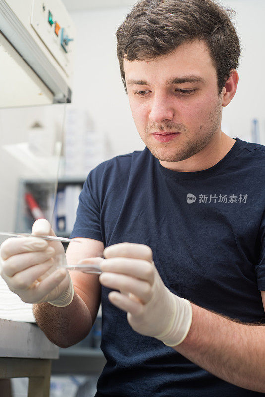 在实验室做科学实验的青年研究员