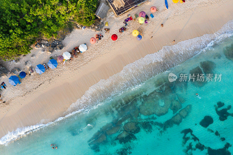 海滩伞和蓝色的海洋。从上面看海滩景色