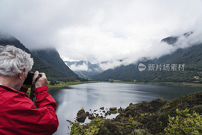 老年男子拍摄湖泊