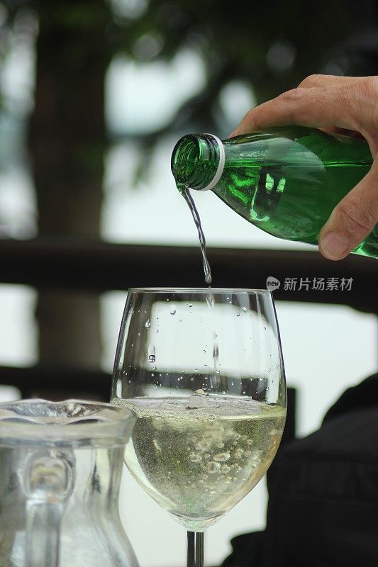 一杯葡萄酒配白酒