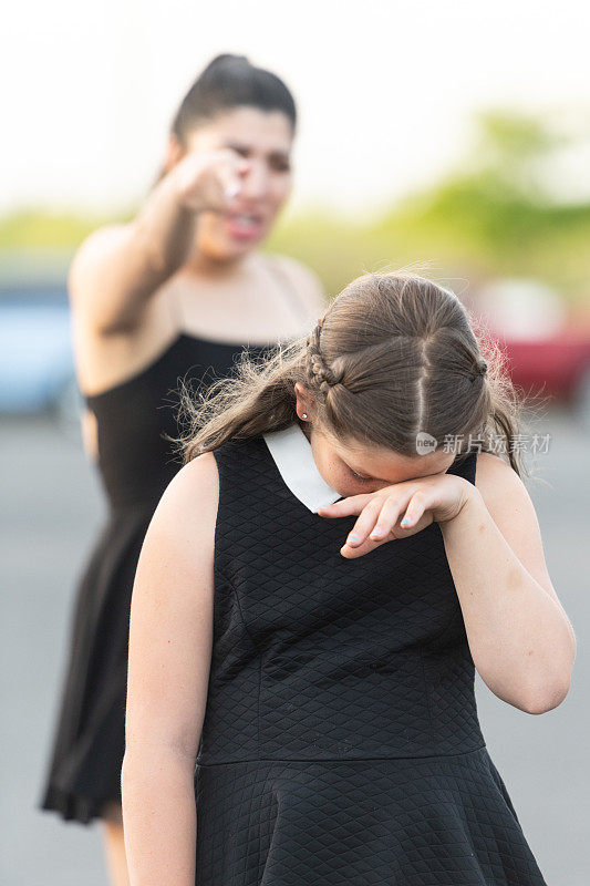 年轻的西班牙妇女在训斥一个十岁的小女孩