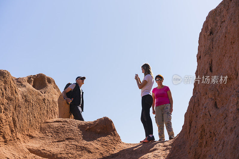 游客在吉尔吉斯斯坦Skazka的童话峡谷拍照