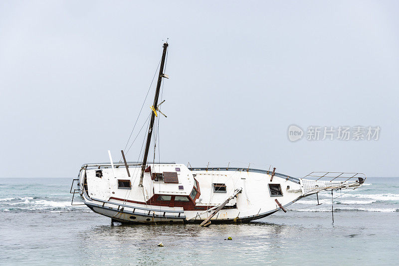 一场暴风雨过后，船搁浅在海滩上