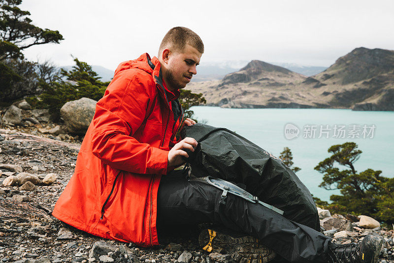 一名男子在国家公园徒步旅行后休息