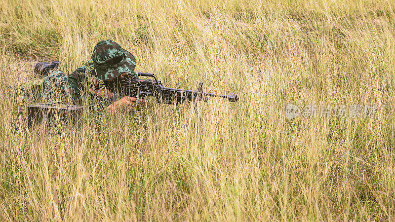 陆军狙击手在战场上通过视野观察军事行动