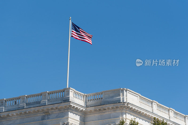 美国国旗从华盛顿特区美国国会大厦参议院翼屋顶飘扬