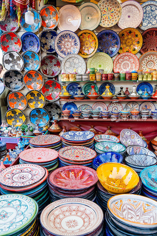 传统摩洛哥瓷器盘子和盘子的零售商店。马拉喀什旧城(麦地那)中央市场。