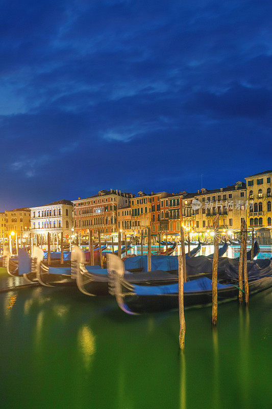 威尼斯大运河上的贡多拉码头