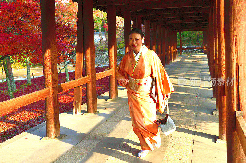 穿着和服的日本女人在京都东福寺蹦蹦跳跳