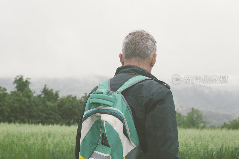 在下雨的春日在山上徒步旅行