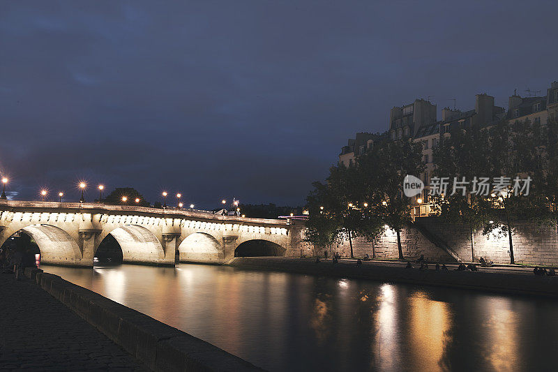 巴黎塞纳河夜景。长时间的曝光。
