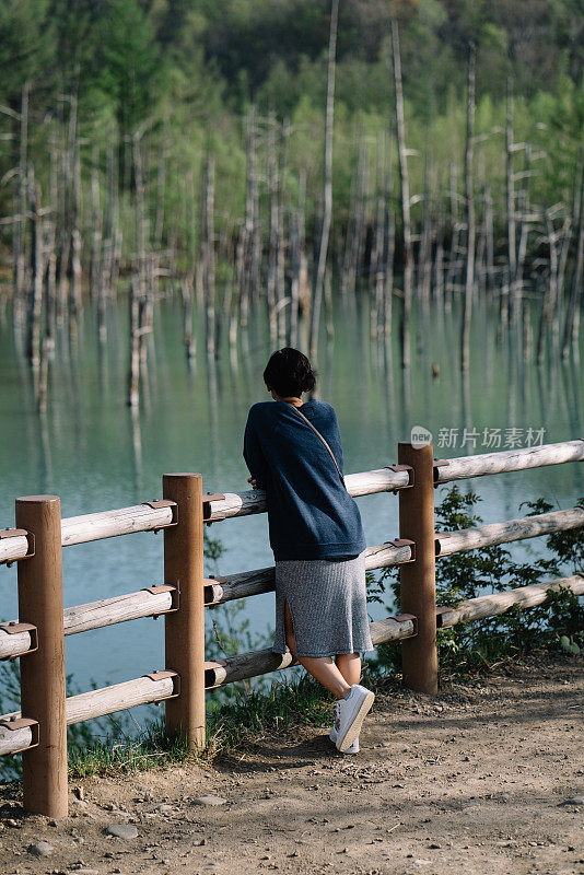 一个男人用筷子夹着面条在他面前