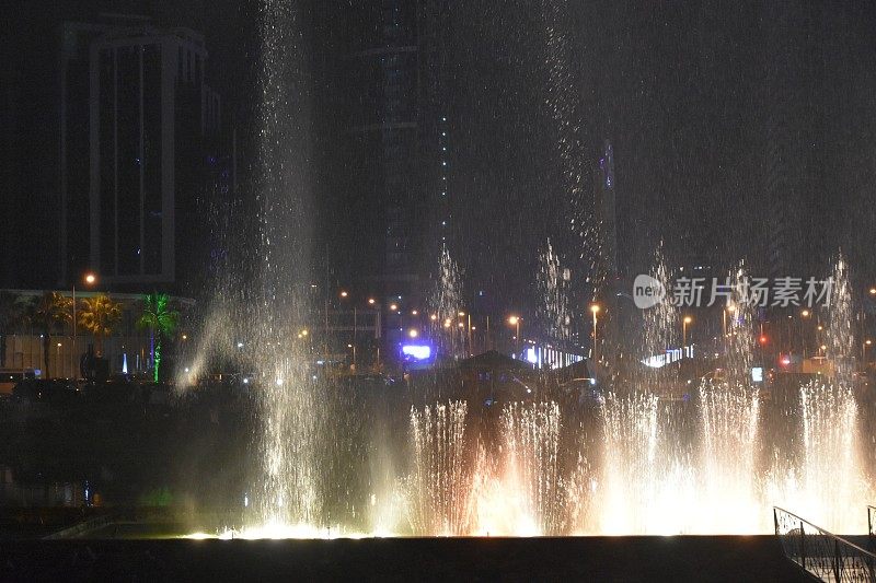 灯光音乐喷泉。阿扎拉首都巴统的夜晚。乔治亚州