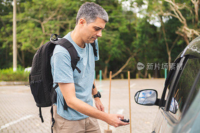 用遥控钥匙打开车门