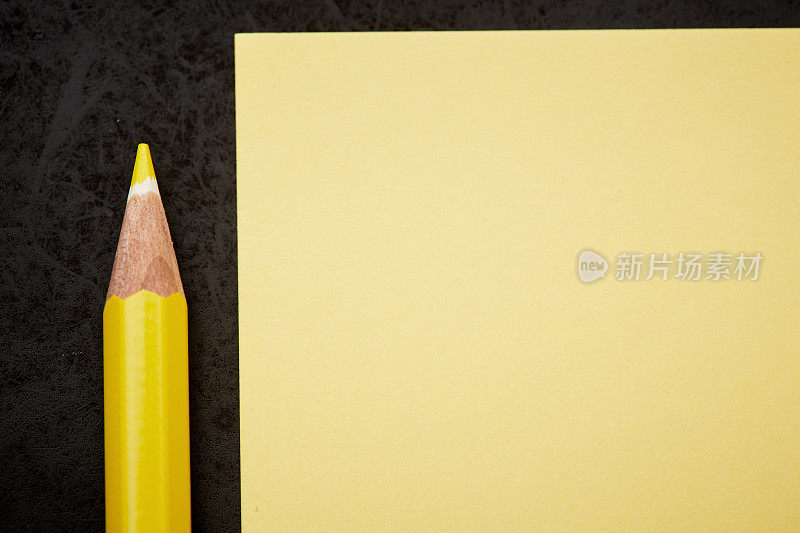 黄色的白纸和黄色的铅笔蜡笔