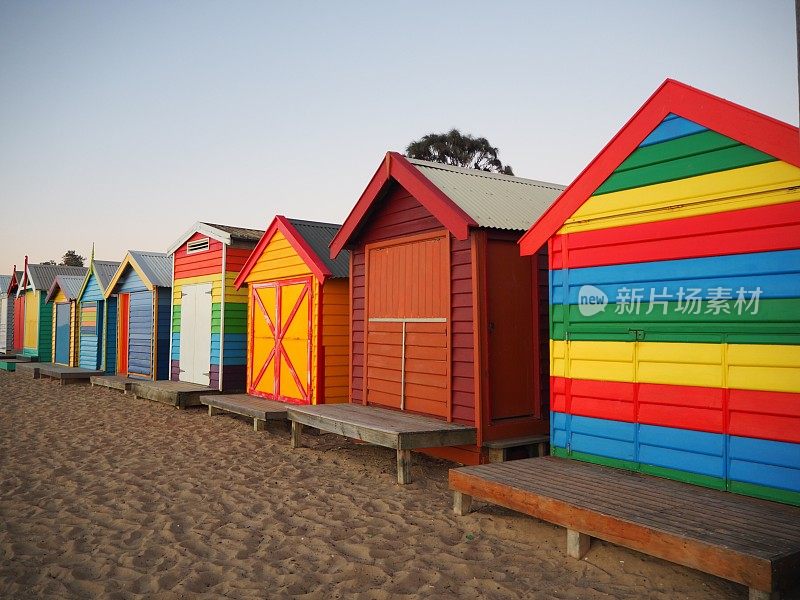 明亮的海滩小屋排成一排