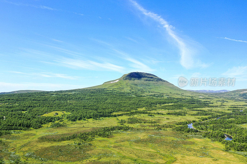 山在荒野之中，四周绿树成荫