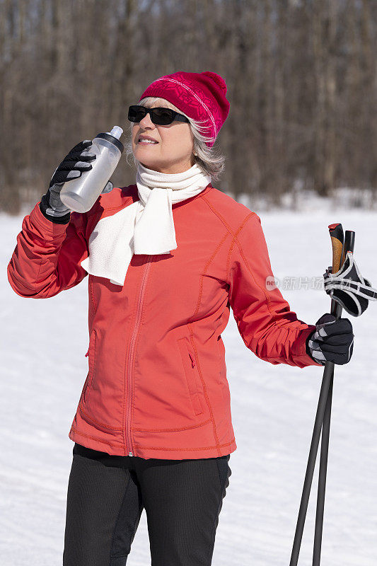 越野滑雪，女人喝酒