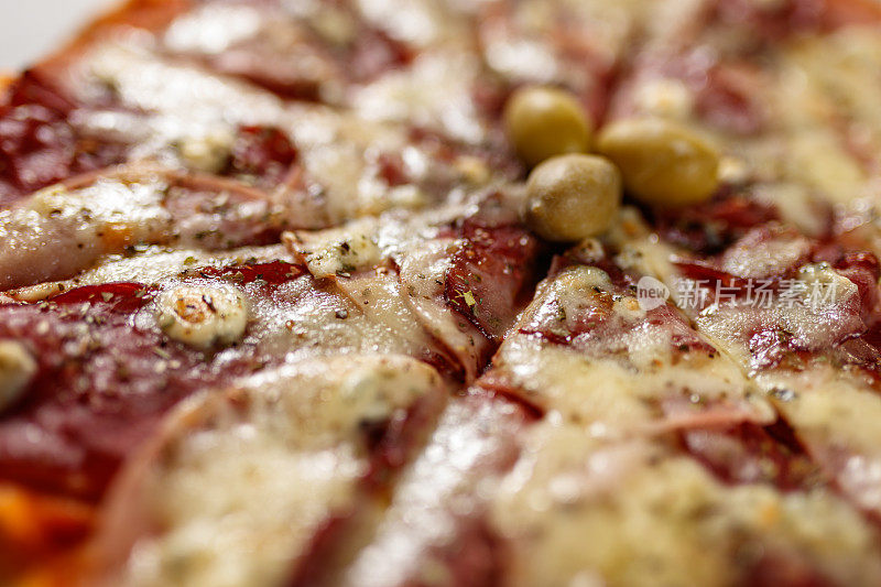 美味的意大利辣香肠披萨