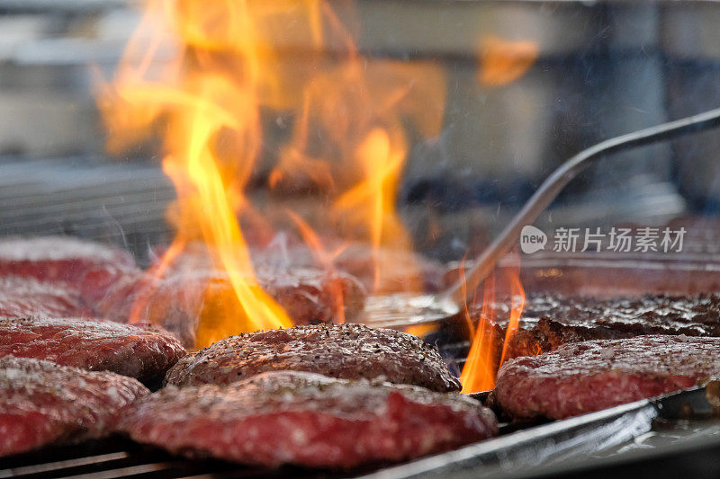 火辣辣的烧烤和烤着的牛肉汉堡