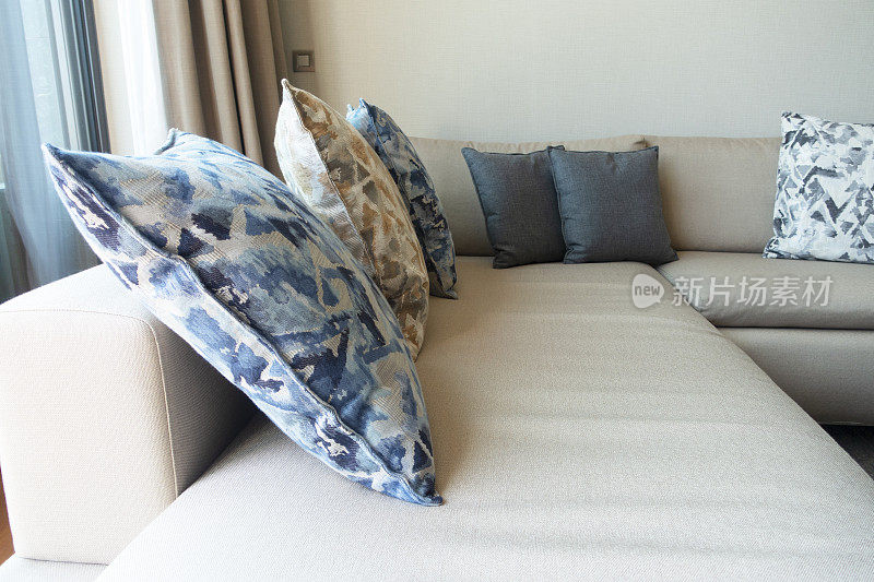 装饰枕头在一个休闲沙发与鲜花