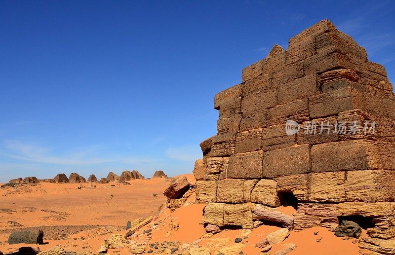 梅罗埃金字塔-南部墓地的废墟，以北部墓地为背景-撒哈拉沙漠中的努比亚坟墓-联合国教科文组织世界遗产，苏丹贝格拉维亚