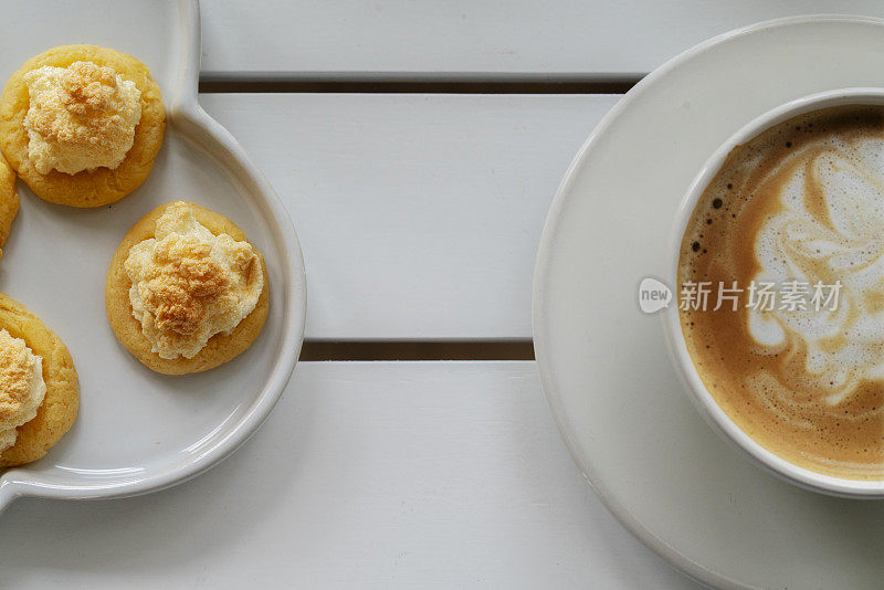 自制甜点:奶油饼干和咖啡