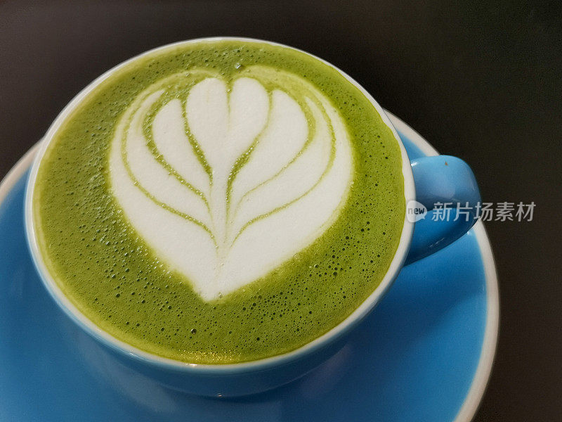 心形泡沫艺术的绿茶拿铁