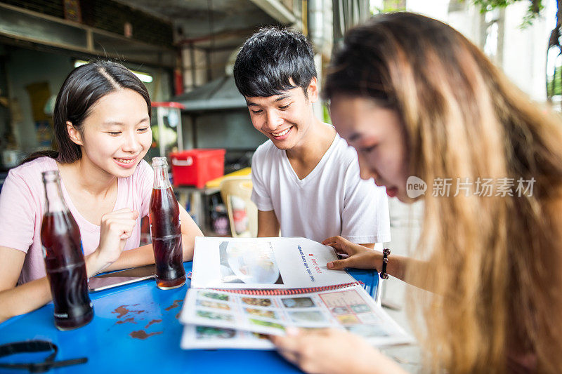 亚洲朋友品尝曼谷街头小吃