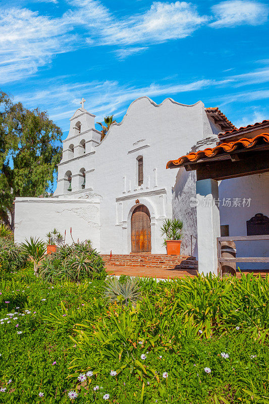 加州，带有仙人掌和钟楼的圣地亚哥教会