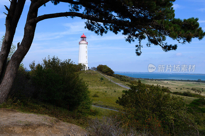 灯塔位于德国Hiddensee岛北部海岸附近，位于美丽的乡村。