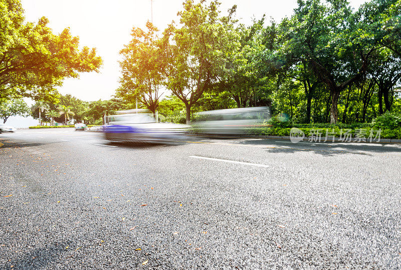 汽车在路上行驶