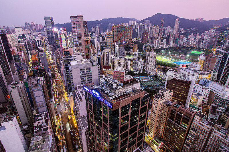 鸟瞰香港湾仔区，以跑马地马场为背景