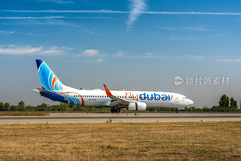 飞迪拜的飞机降落在机场。Flydubai是一家廉价航空公司。