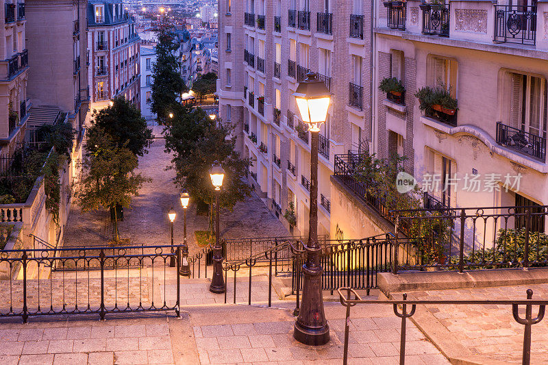 夜晚的巴黎:蒙马特陡峭的楼梯(法国巴黎)