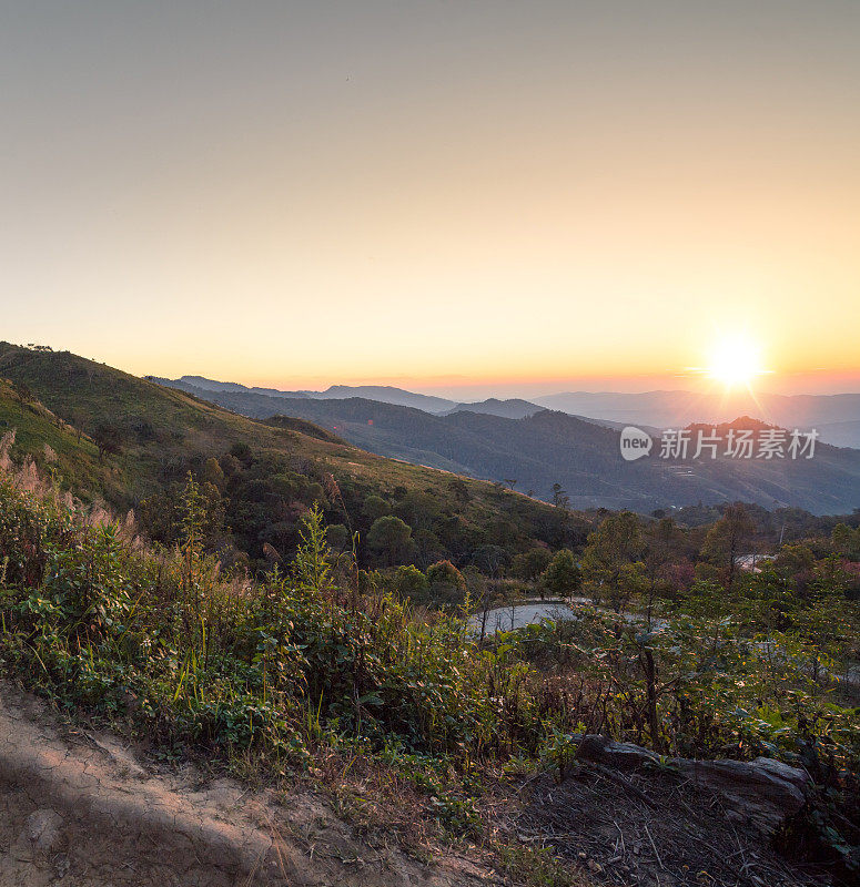 星空之夜，在福芝发和福芝道的银河山，清莱和清迈的自然景观，风景秀丽的日出在泰国北部