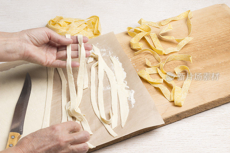 手工制作新鲜的意大利面。擀好的面团，切成条状。天然食品