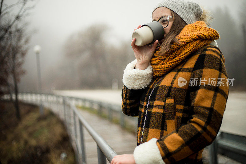 在大自然的冬日里，喝一杯咖啡