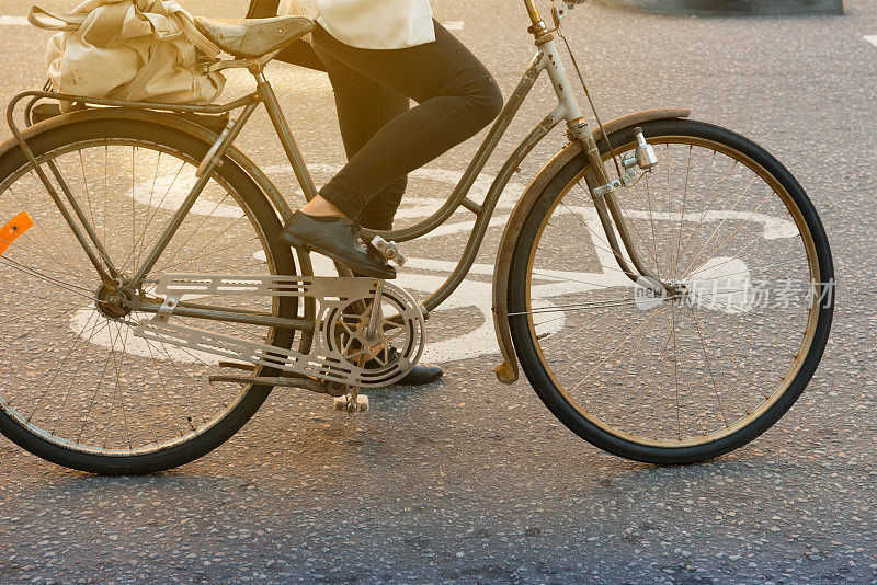 自行车和自行车道标志在秋天日落