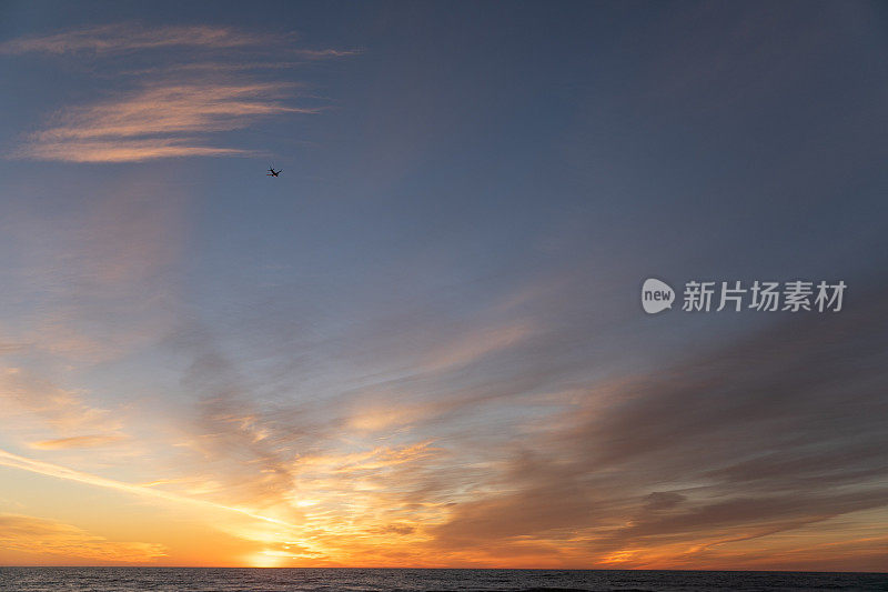 海上多彩的日落